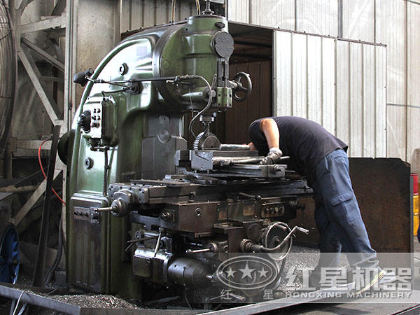 财神（中国）车间师傅在效验设备