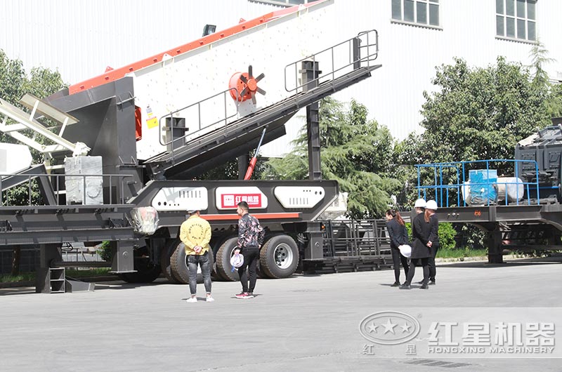 红星客户到厂参观考察移动破碎站 红星客户到厂参观考察移动破碎站