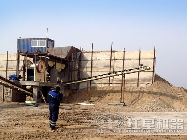 花岗岩颚式破碎机作业现场 花岗岩颚式破碎机作业现场